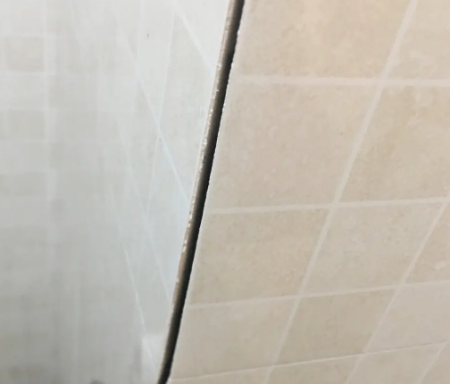 潢川瓷砖空鼓维修公司分享阳台瓷砖脱落的修复过程可以分为以下几个步骤