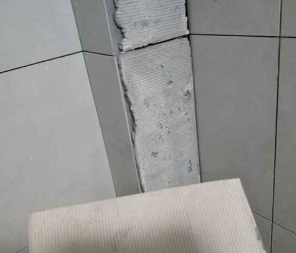 潢川瓷砖空鼓维修公司分享下厨房瓷砖脱落的补救措施。